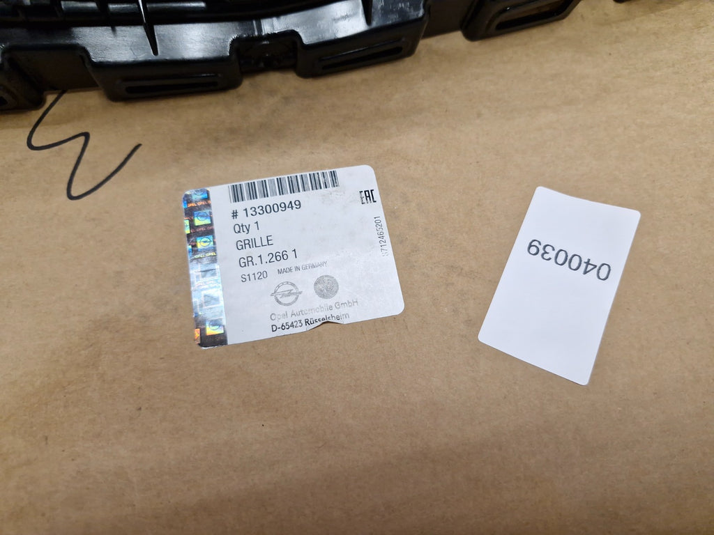 Vauxhall Astra J Front Radiator grille Black 13300949 Genuine NEW