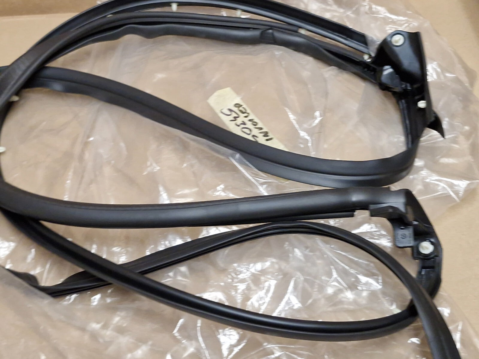 Range Rover Sport Front Right Upper Door Seal 2023-on L461 LR168918 Genuine NEW