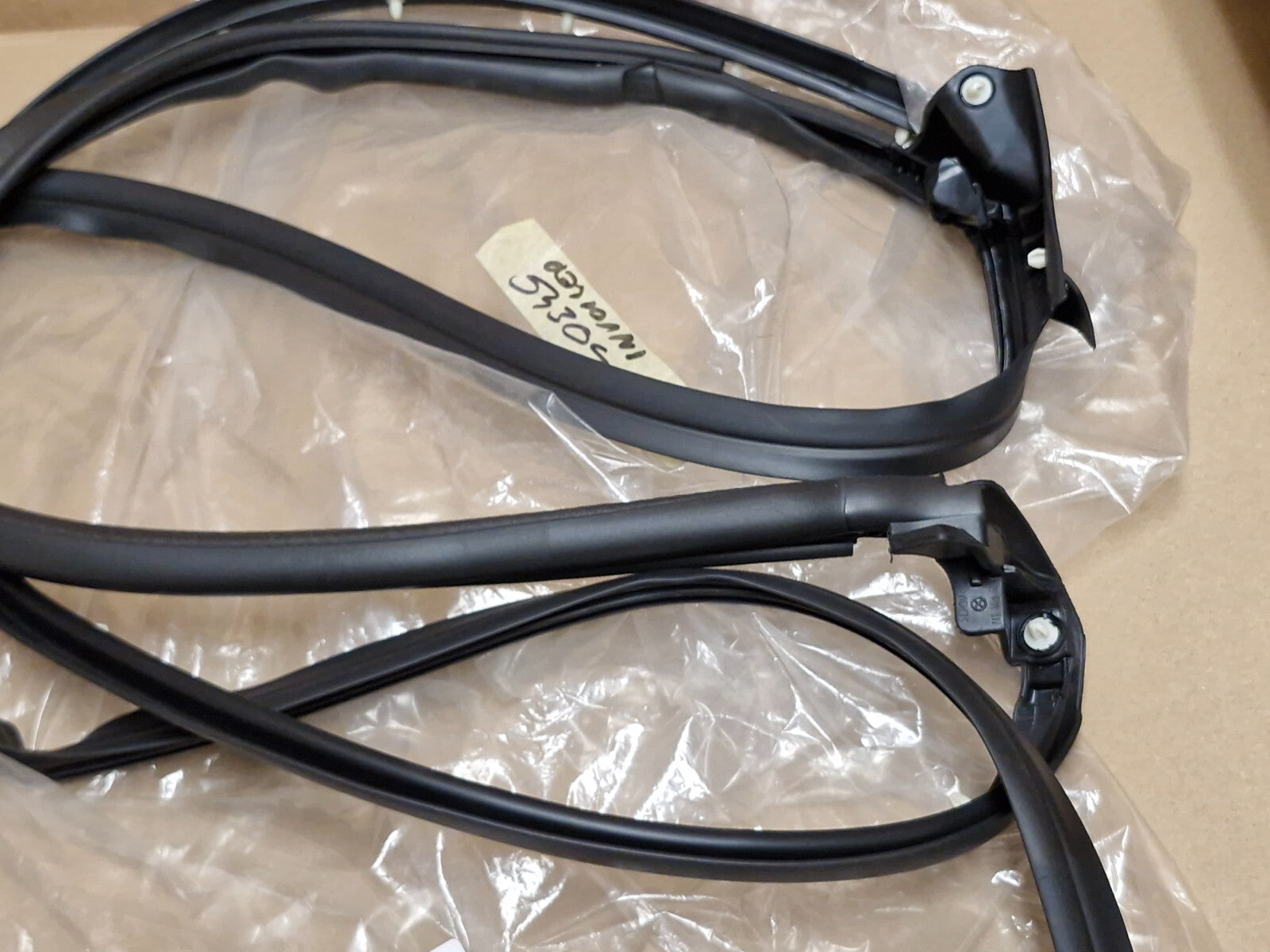 Range Rover Sport Front Right Upper Door Seal 2023-on L461 LR168918 Genuine NEW