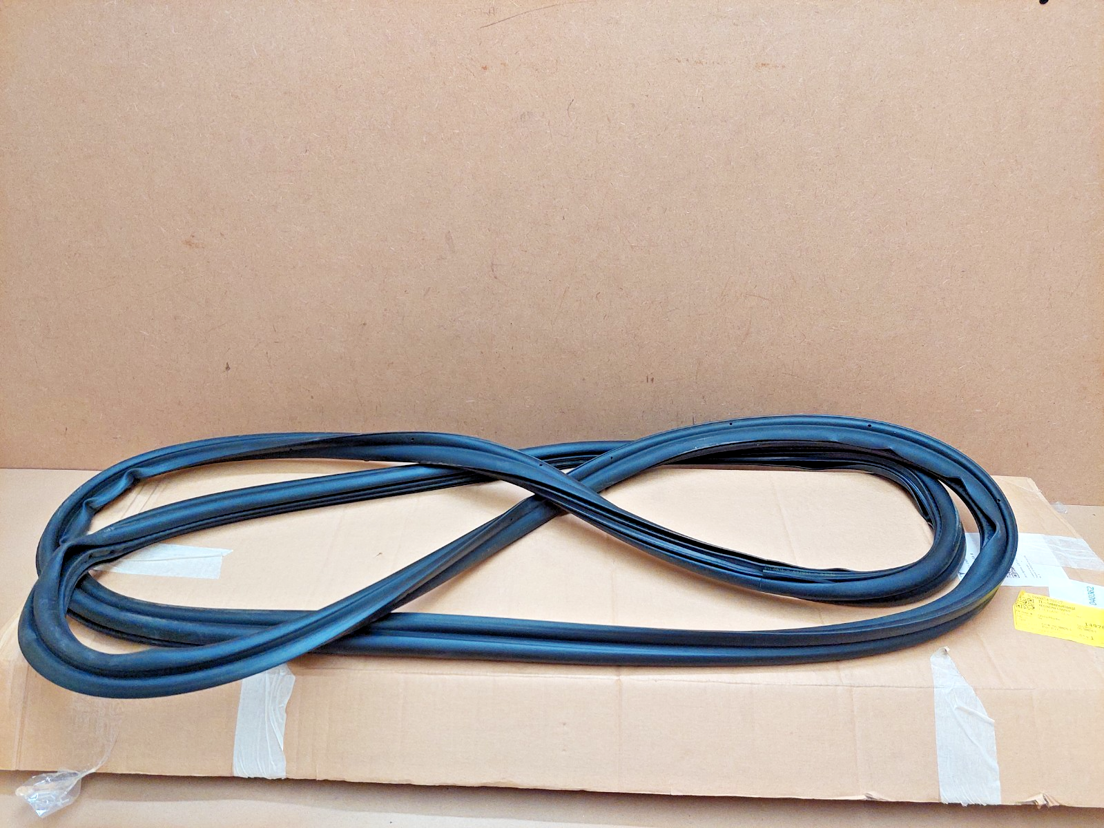 TESLA MODEL Y Rear Tailgate Lid Sealing Rubber 2020-on 1497681-00-B Genuine NEW