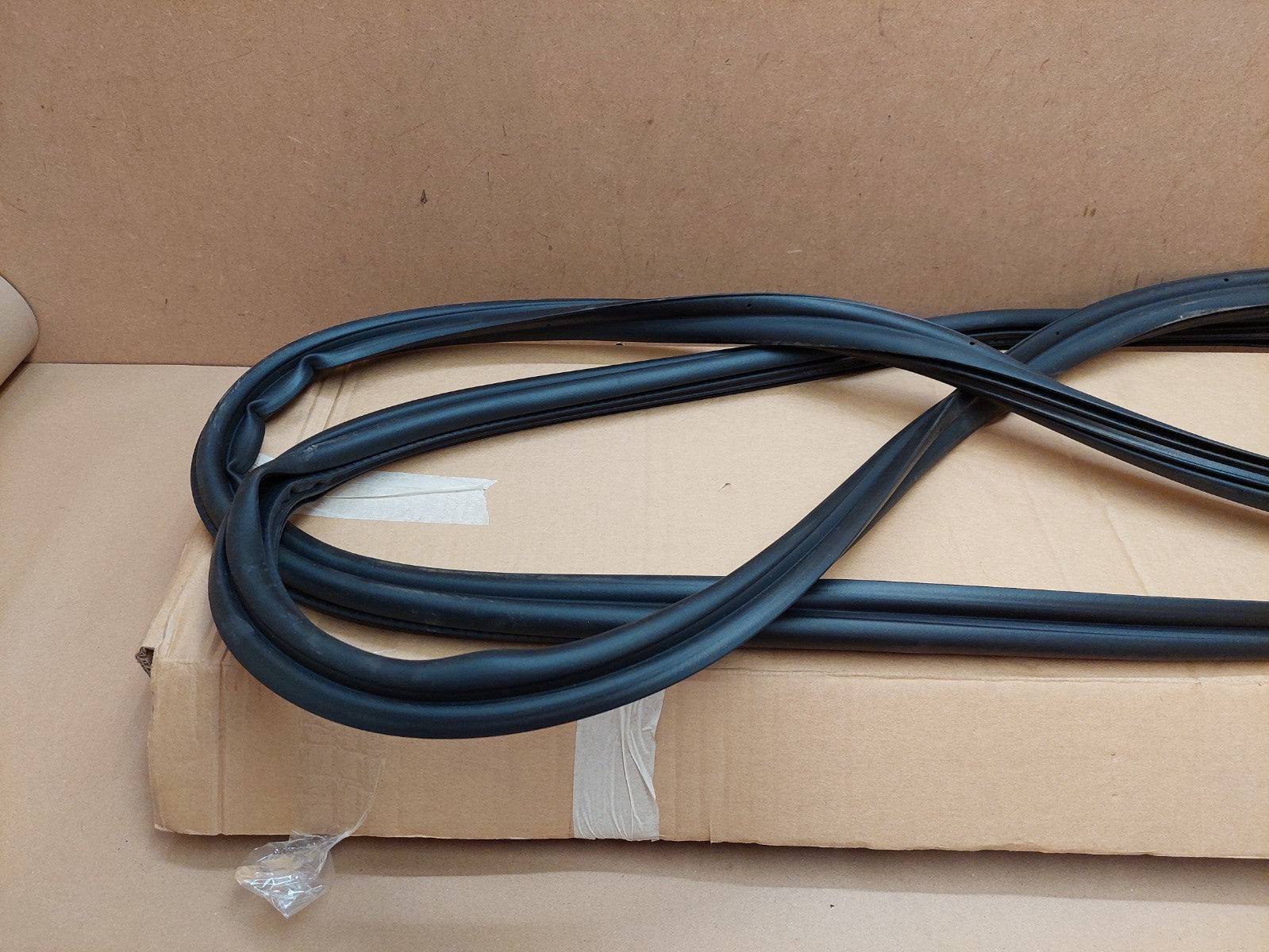 TESLA MODEL Y Rear Tailgate Lid Sealing Rubber 2020-on 1497681-00-B Genuine NEW