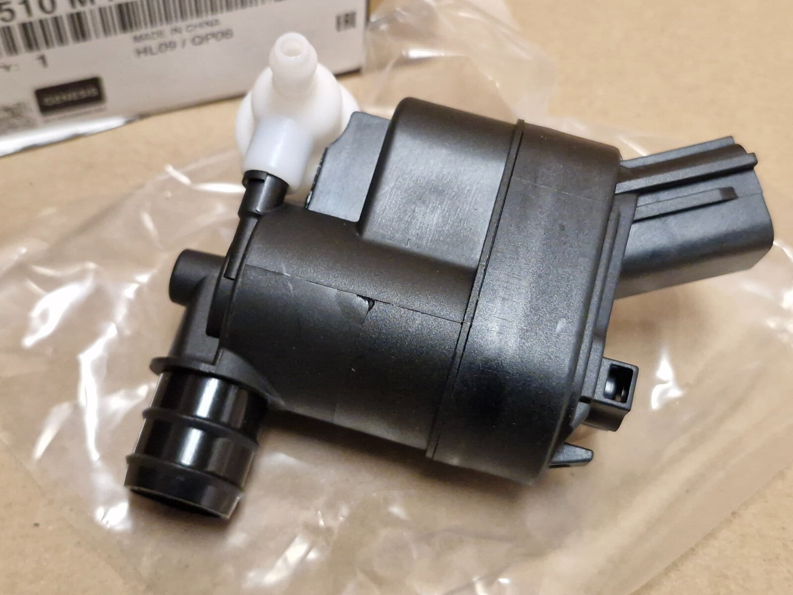 Hyundai i20 Washer Motor and Pump Mk3 2020-on 98510M4000  Genuine NEW OEM