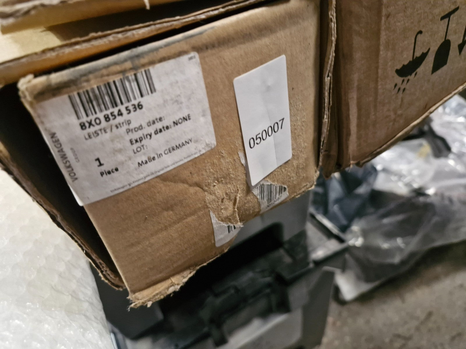 Audi Ai Sportback 8X Right Side Skirt Bracket 2010-2018 8X0854536 Genuine NEW