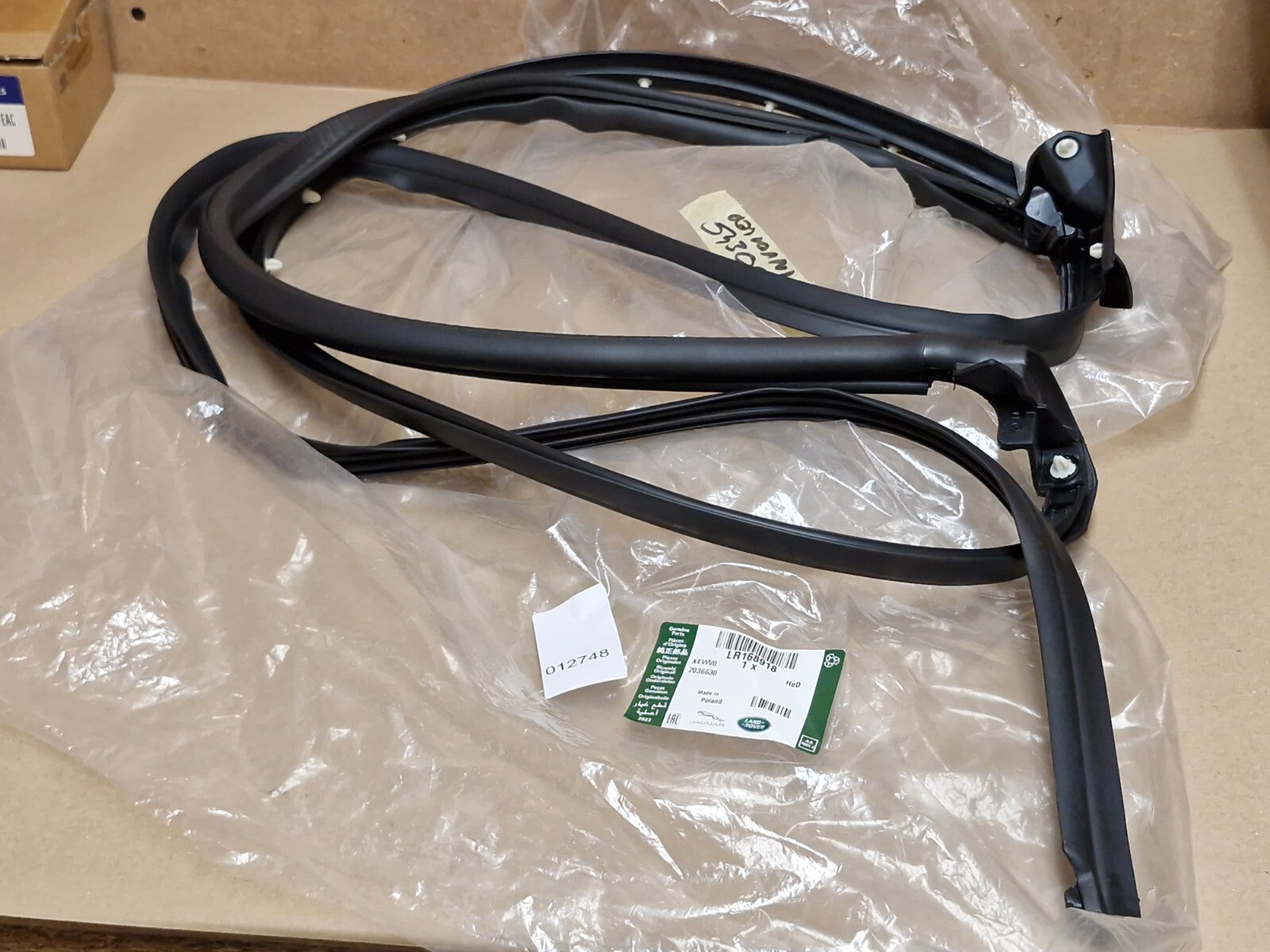 Range Rover Sport Front Right Upper Door Seal 2023-on L461 LR168918 Genuine NEW