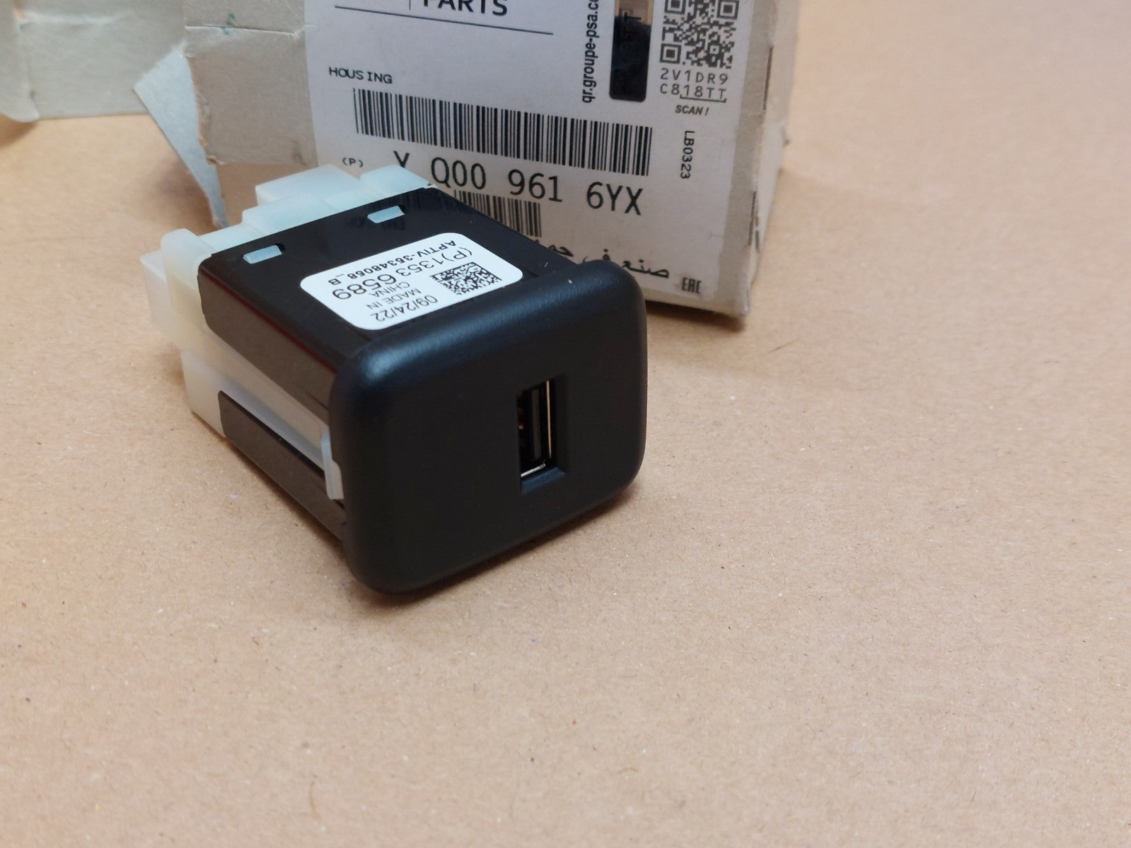 Vauxhall Opel USB Port YQ009616YX Peugeot Citroen Genuine NEW