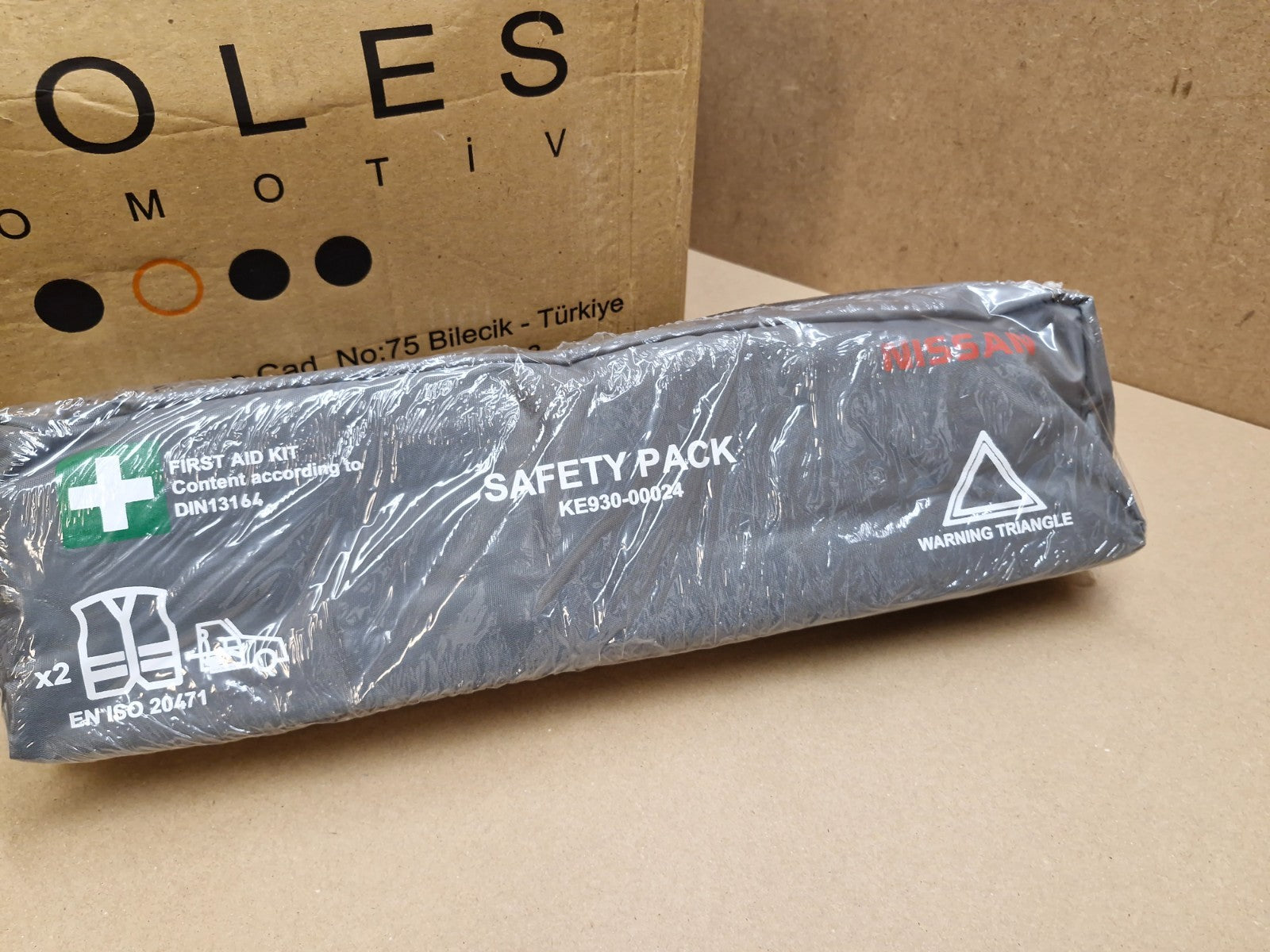 Nissan Warning Triangle First Aid Safety Pack X12  KE93000024 Genuine Bulk NEW