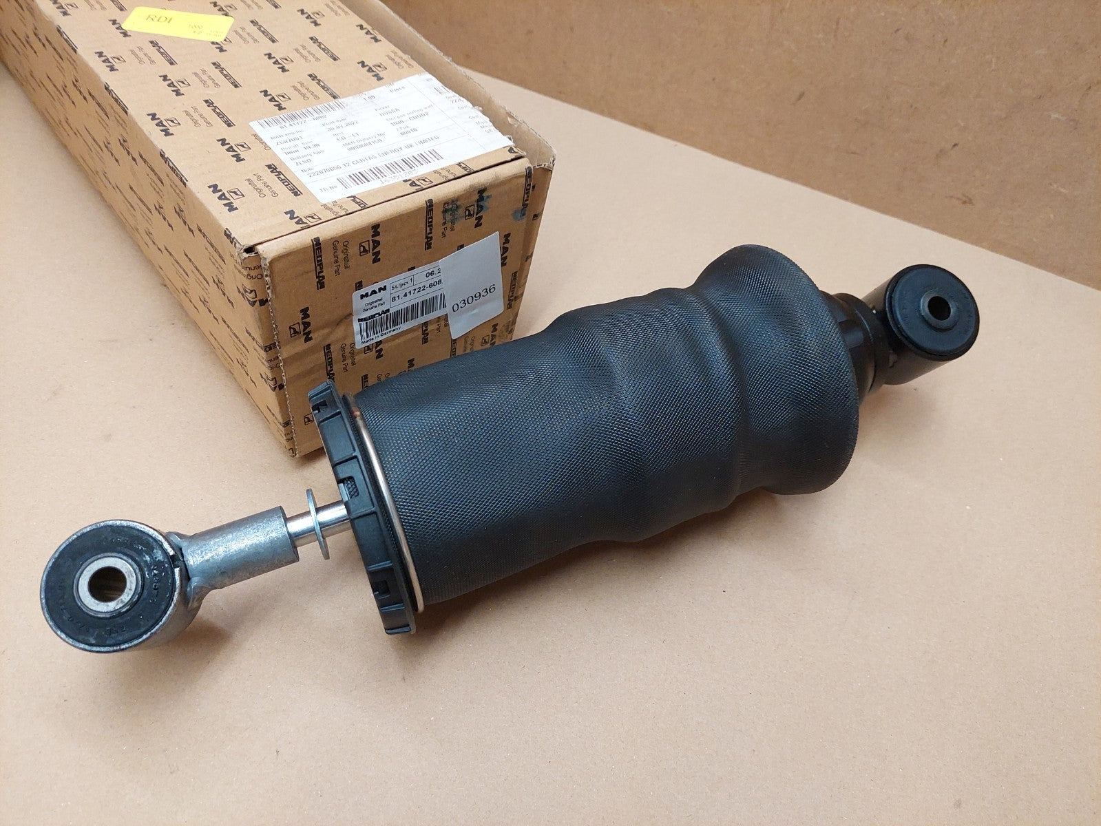 MAN Drivers Cab Suspension Shock Absorber 81.41722-6082 81417226082 Genuine