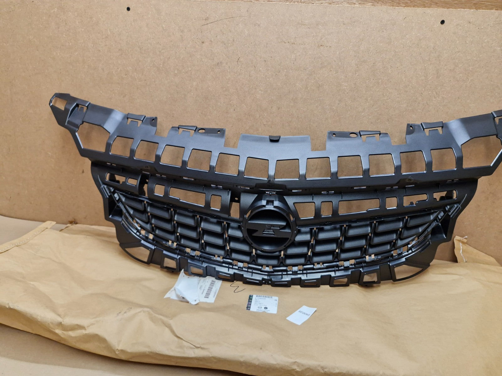 Vauxhall Astra J Front Radiator grille Black 13300949 Genuine NEW