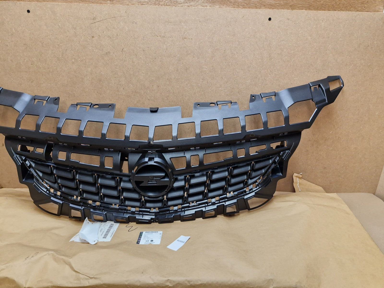 Vauxhall Astra J Front Radiator grille Black 13300949 Genuine NEW