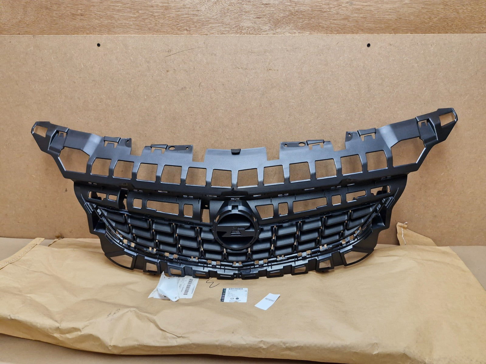 Vauxhall Astra J Front Radiator grille Black 13300949 Genuine NEW