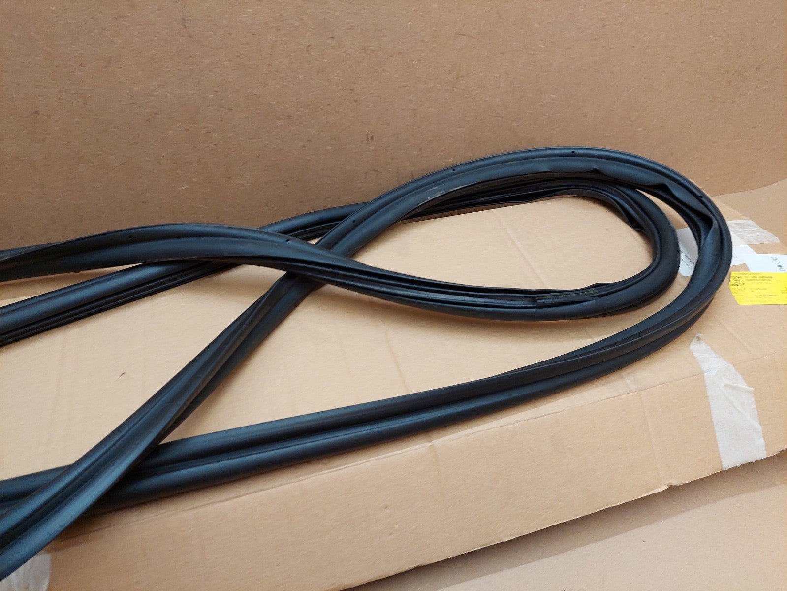 TESLA MODEL Y Rear Tailgate Lid Sealing Rubber 2020-on 1497681-00-B Genuine NEW