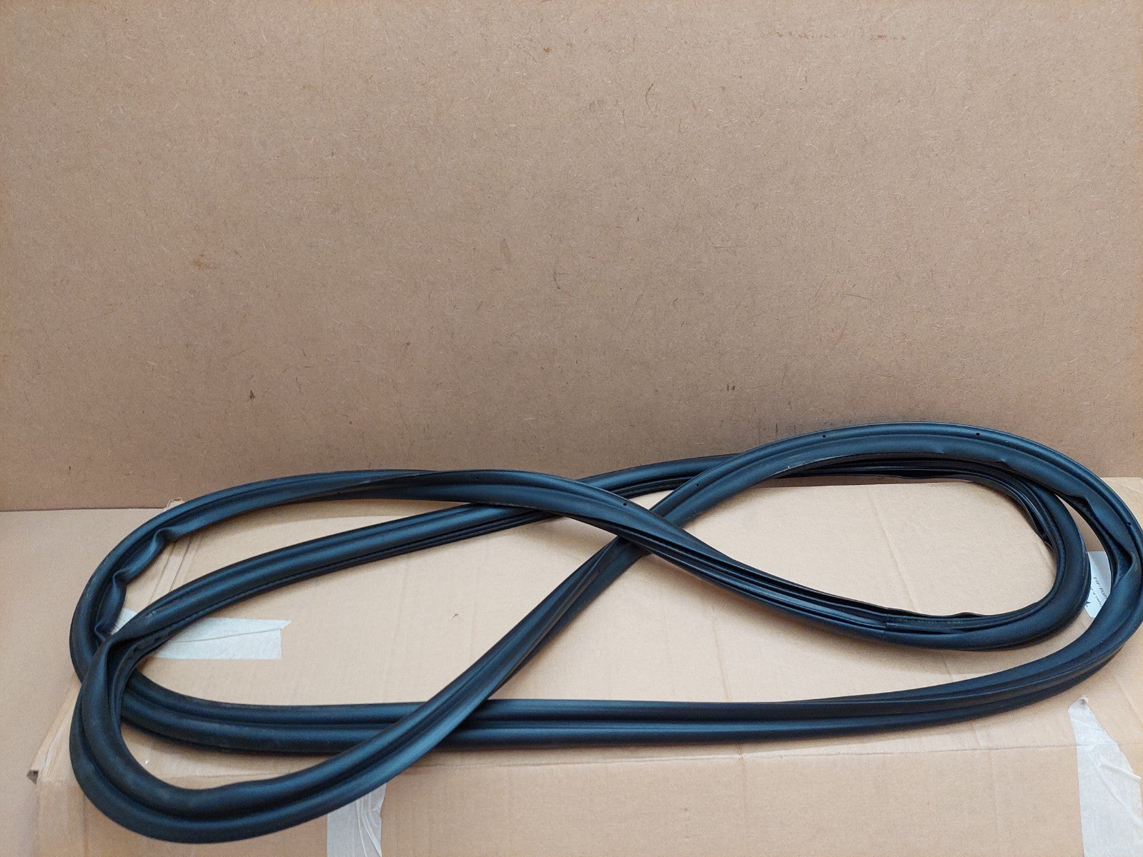 TESLA MODEL Y Rear Tailgate Lid Sealing Rubber 2020-on 1497681-00-B Genuine NEW