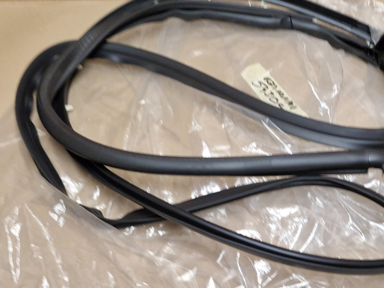 Range Rover Sport Front Right Upper Door Seal 2023-on L461 LR168918 Genuine NEW